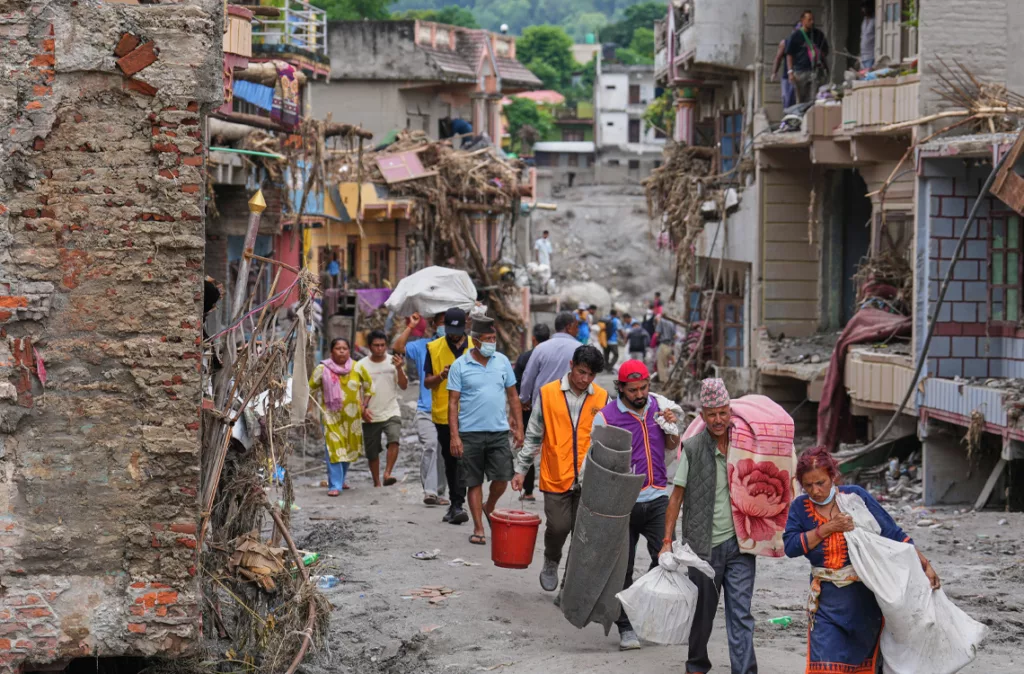 La cifra de fallecidos por la riada entre Nepal y China supera los 1.000 mientras continúan las labores de rescate