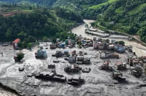 La cifra de fallecidos por la riada entre Nepal y China supera los 1.000 mientras continúan las labores de rescate