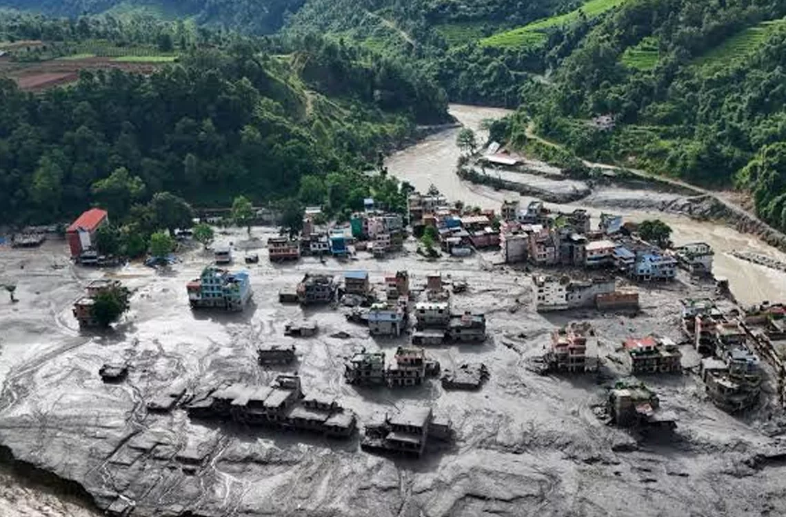 La cifra de fallecidos por la riada entre Nepal y China supera los 1.000 mientras continúan las labores de rescate