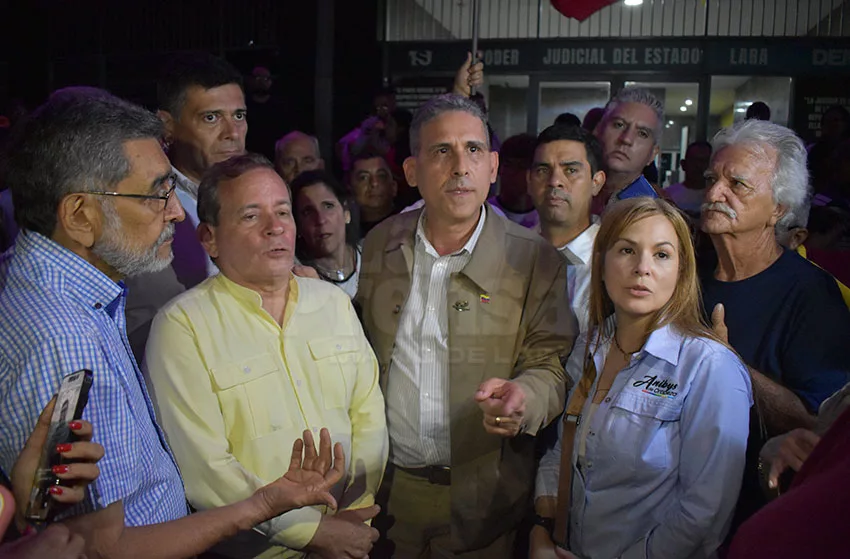 Retienen por más de seis horas a exalcalde Javier Oropeza