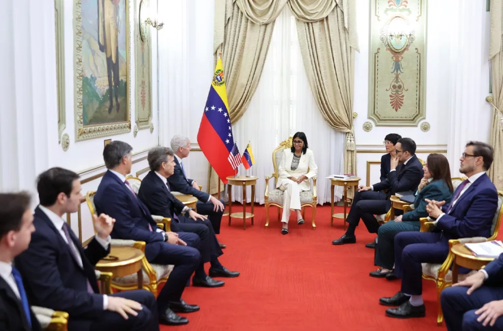 Venezuela suscribe acuerdos petroleros con Chevron y Eni con la presencia de delegación estadounidense