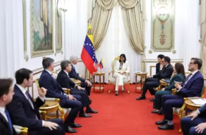 Venezuela suscribe acuerdos petroleros con Chevron y Eni con la presencia de delegación estadounidense