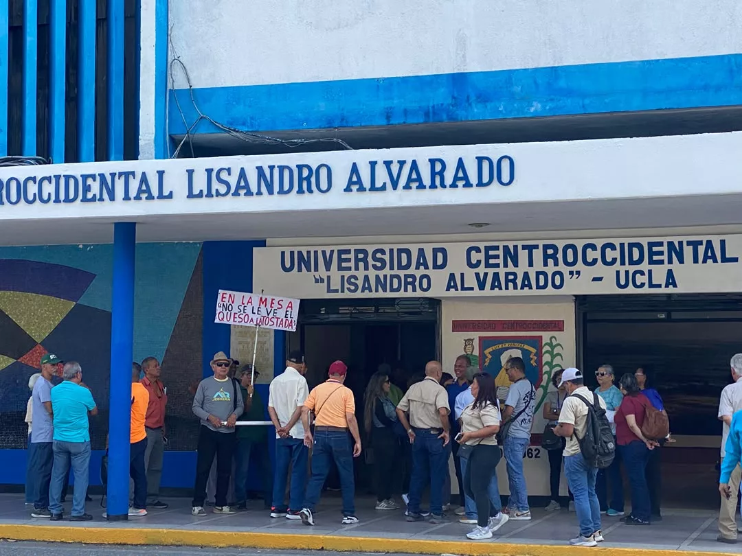 Trabajadores de la UCLA exigen ajuste salarial