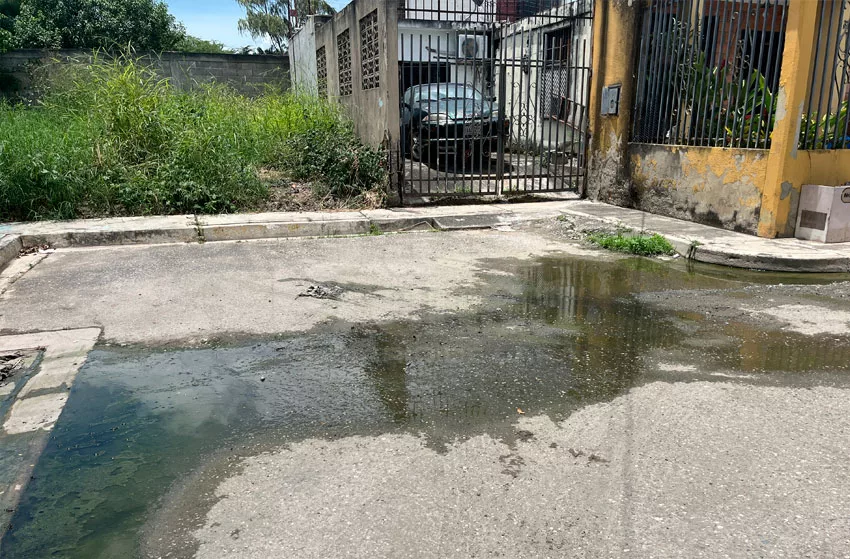Desborde de cloacas pone en riesgo la salud de 83 familias en El Ujano