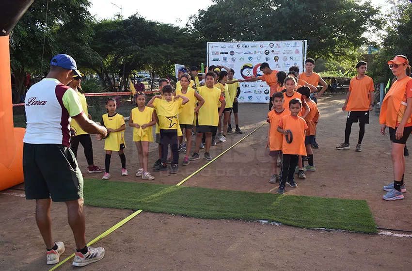 120 atletas compiten en la sexta edición de las MiniOlimpiadas de Atletismo