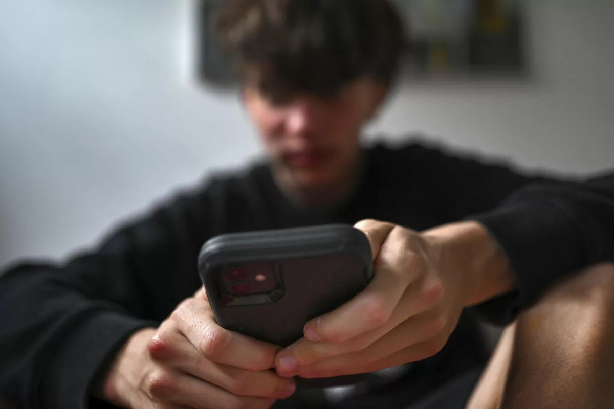 Expertos: Adolescentes son más vulnerables a casos de extorsión