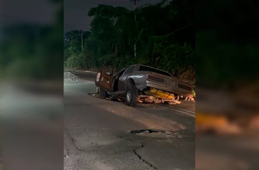 Vehículo cae en un megahueco tras el colapso de la capa asfáltica en El Ujano