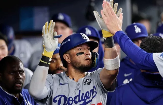 Miguel Rojas obtiene por tercer año consecutivo el Premio Roy Campanella de los Dodgers