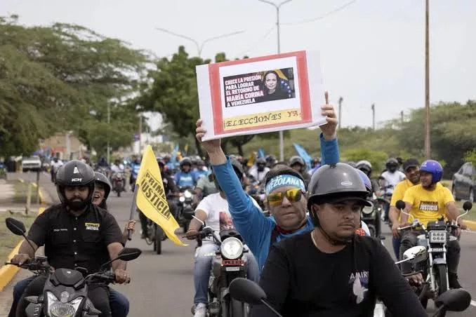 Denuncian la detención de milante de Vente Venezuela durante caravana