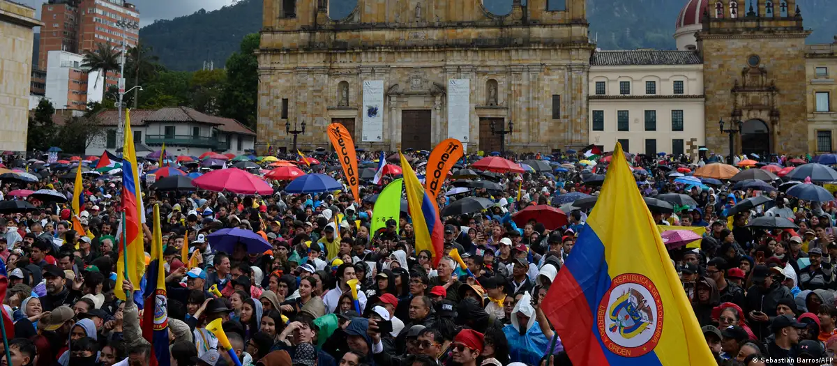 Miles marchan en Colombia en la primera protesta contra el gobierno de De la Espriella