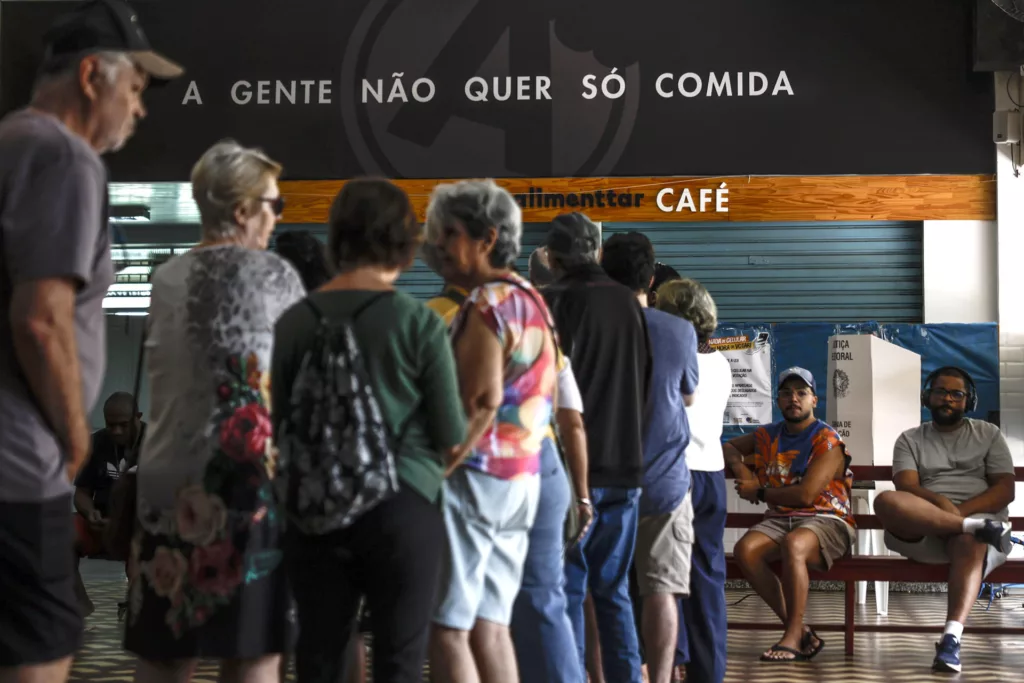 Más de 158 millones de brasileños acuden a las urnas para elegir presidente, gobernadores y legisladores