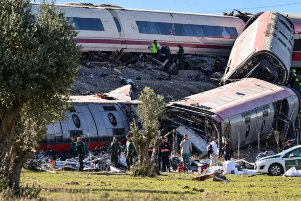 Al menos 64 fallecidos y 80 heridos en España tras colisión entre dos trenes de alta velocidad