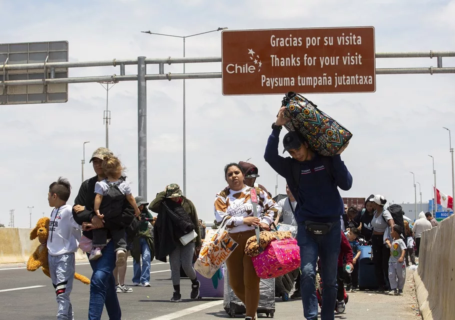 Venezolanos abandonan Chile