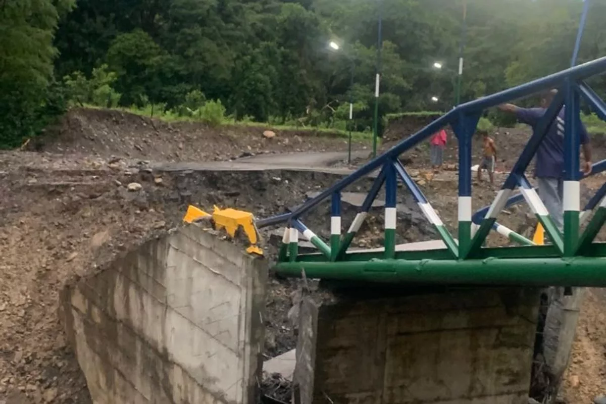 Colapsa puente en Portuguesa a tres días de su inauguración por fuertes precipitaciones