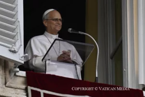 El papa saluda a la multitud en el Vaticano, por primera vez desde su operación de cáncer