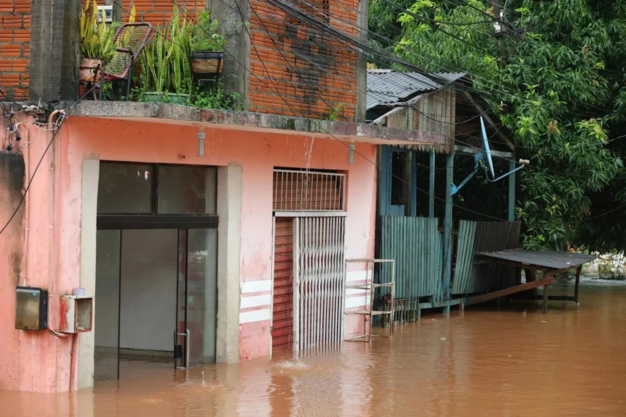 Evacuan a más de 600 familias en Paraguay por inundaciones tras la crecida del río Paraná