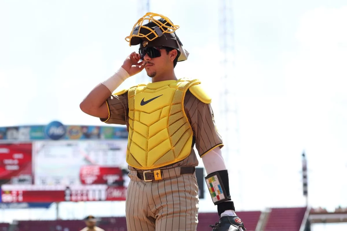 El venezolano Ethan Salas hace historia como el receptor más joven en los playoffs de la MLB
