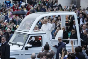 Papa León XIV retomó las audiencias y se subió al papamóvil tras su operación