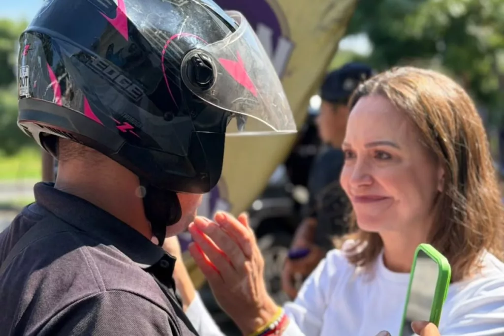 Primera visita de María Corina Machado a La Guaira tras los terremotos y su regreso al país