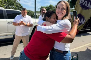 Primera visita de María Corina Machado a La Guaira tras los terremotos y su regreso al país