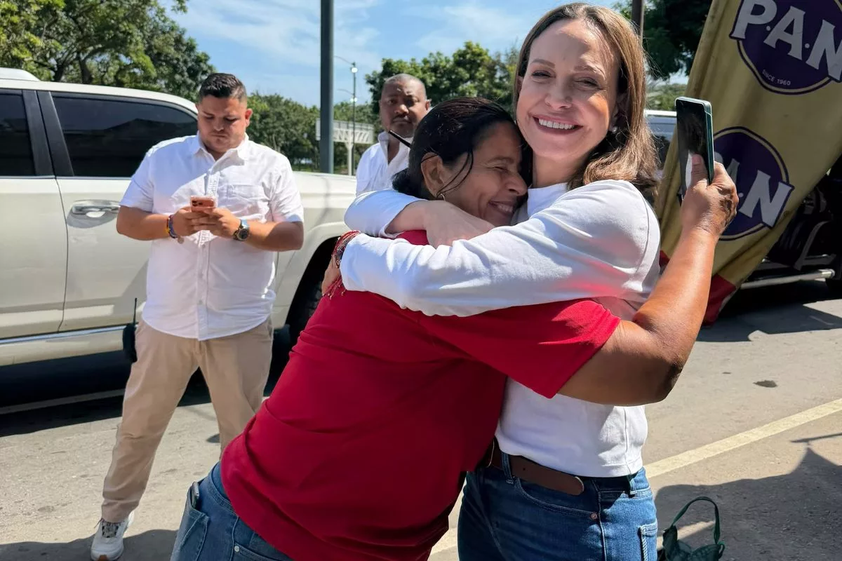 Primera visita de María Corina Machado a La Guaira tras los terremotos y su regreso al país