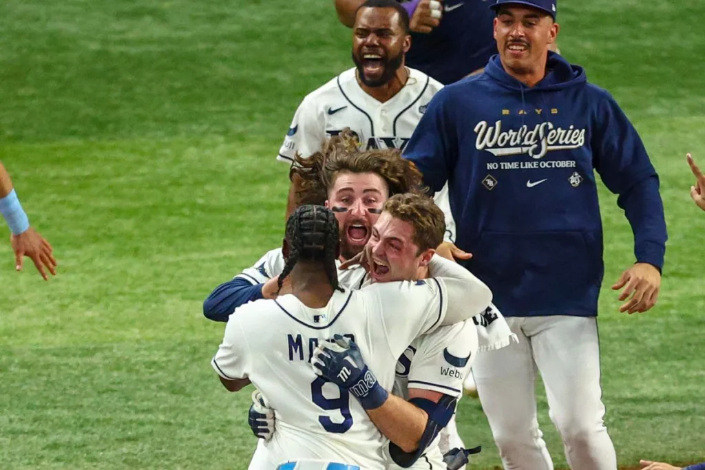 Tampa Bay remonta en 12 entradas y extiende la Serie Mundial ante Milwaukee