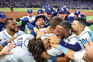 Tampa Bay remonta en 12 entradas y extiende la Serie Mundial ante Milwaukee
