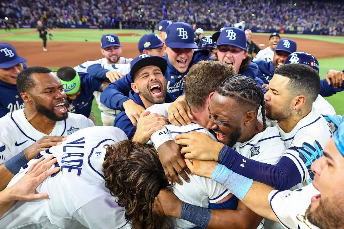 Tampa Bay remonta en 12 entradas y extiende la Serie Mundial ante Milwaukee
