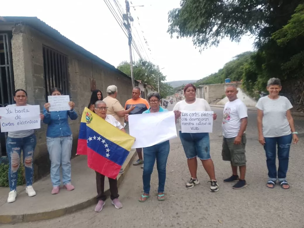 Vecinos de Santo Domingo protestan por fallas en servicios públicos
