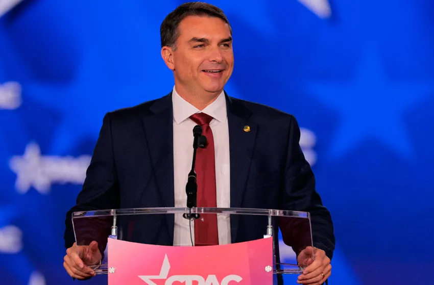 Estados Unidos anuncia que acogerá a Flávio Bolsonaro y a su familia