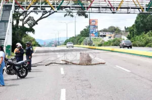 Desborde de aguas negras mantiene en agonía a familias de Veragacha