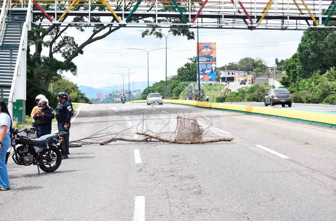 Desborde de aguas negras mantiene en agonía a familias de Veragacha