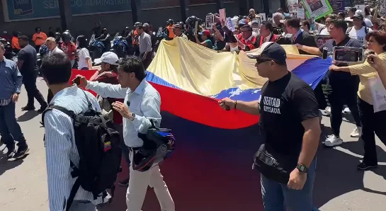 Familiares de presos políticos marchan hacia el Palacio de Justicia en Caracas para exigir excarcelaciones