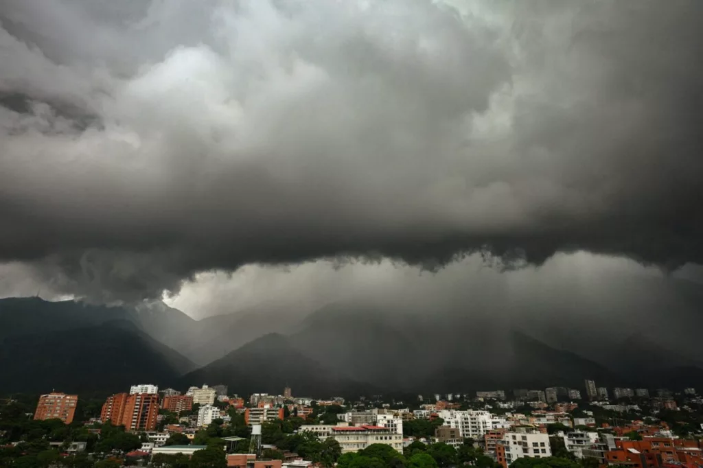 Inameh prevé lluvias dispersas y descargas eléctricas por el paso de la onda tropical n.º 56
