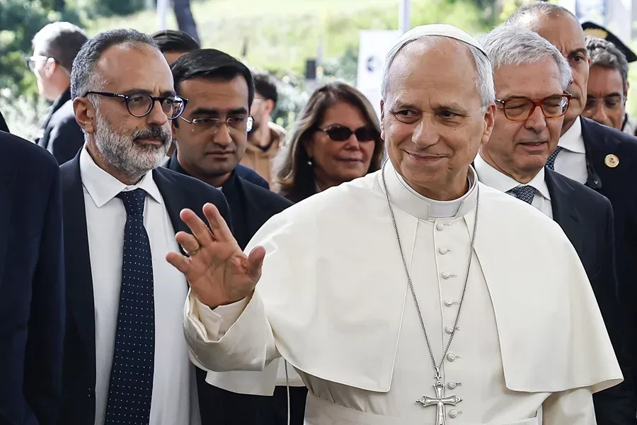 El Papa León XIV evoluciona favorablemente tras su cirugía pulmonar, según los médicos