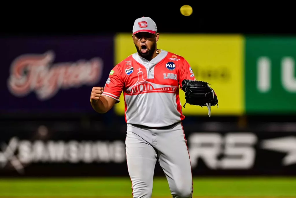 Cardenales supera a Tigres en Maracay y asume el liderato de la LVBP