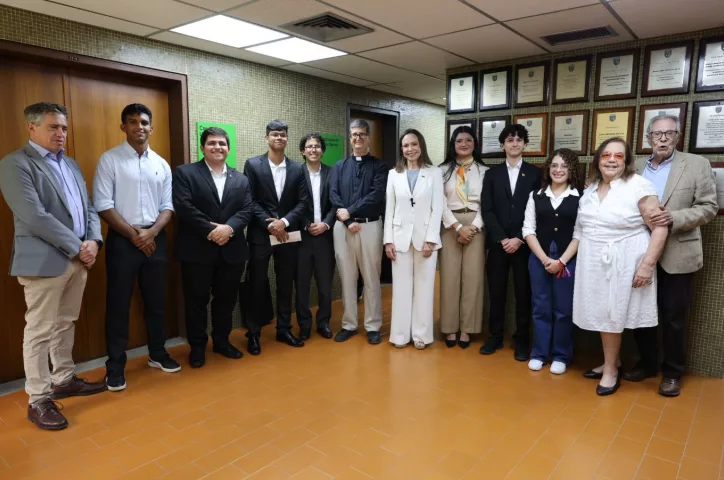 Representación estudiantil de la UCAB otorga reconocimiento a María Corina Machado