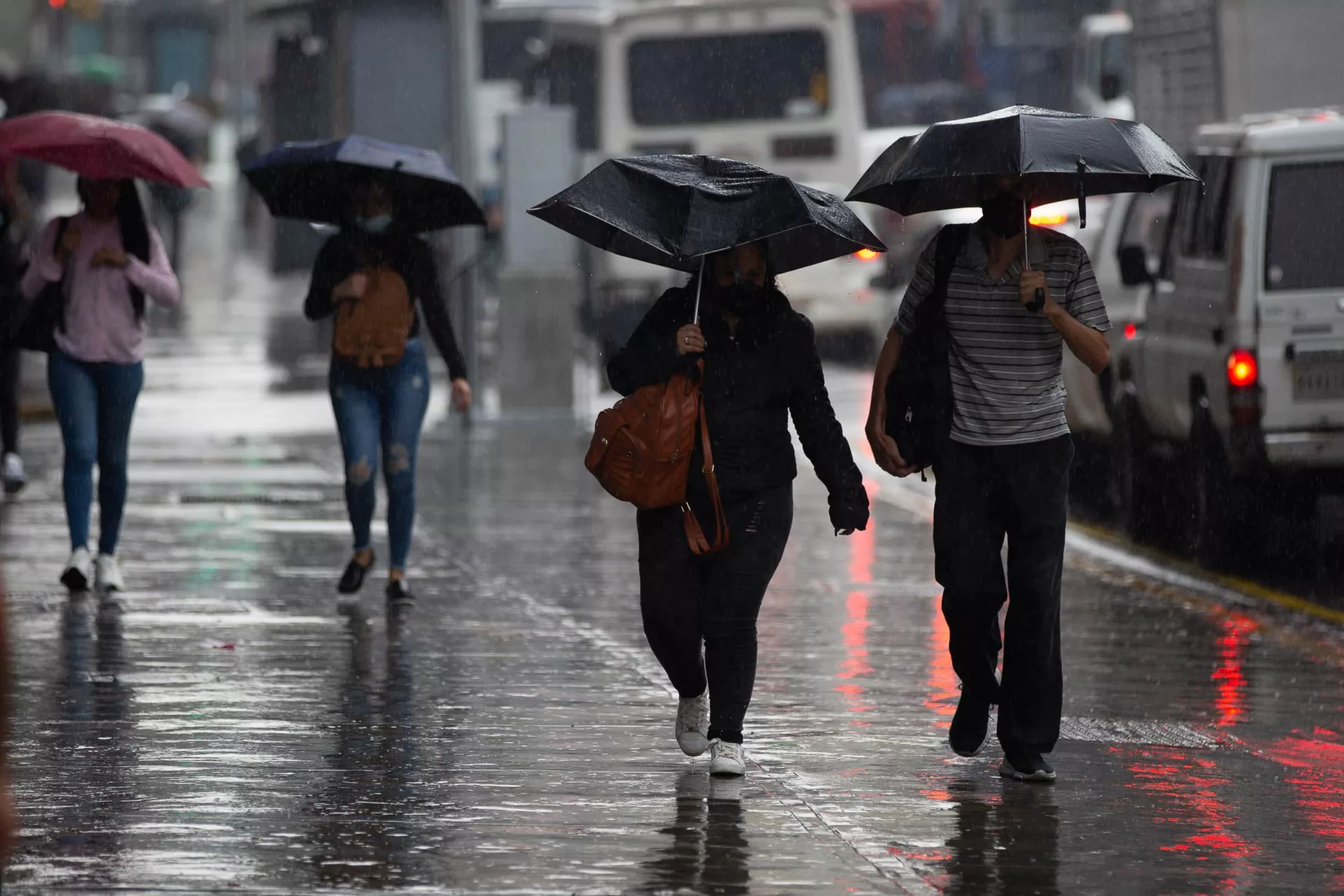 Lluvias y altas temperaturas elevan el riesgo de enfermedades virales, advierte el médico Huníades Urbina
