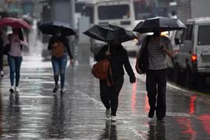 Lluvias y altas temperaturas elevan el riesgo de enfermedades virales, advierte el médico Huníades Urbina